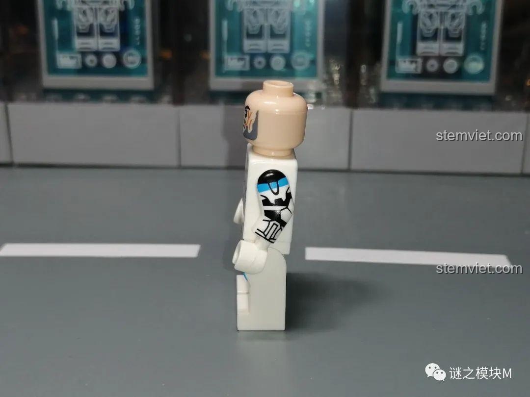 Cận cảnh cánh tay còn lại của minifigure Lính nhân bản Commando XP-372, cho thấy chất lượng in không bị ảnh hưởng.