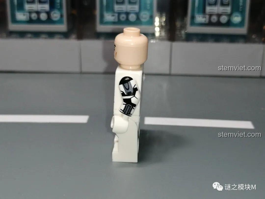 Cận cảnh chi tiết in trên cánh tay của minifigure Koruit XP370, một sản phẩm hợp túi tiền cho người sưu tầm.