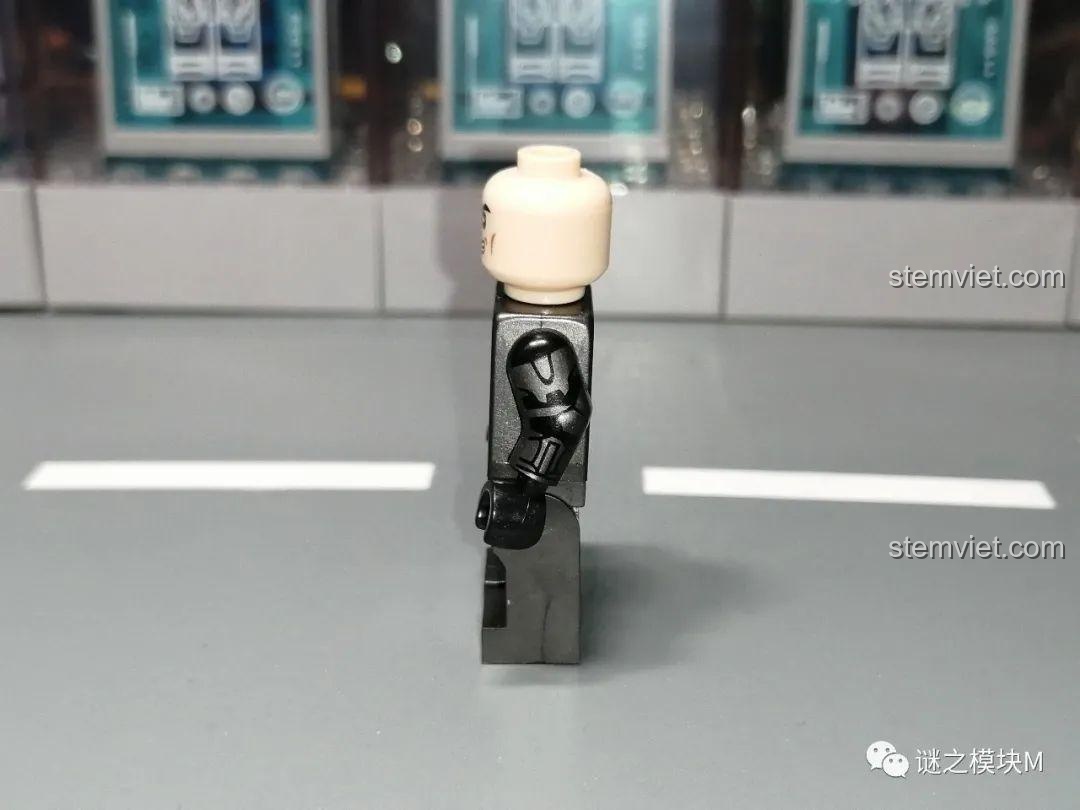 Cận cảnh chi tiết in trên cánh tay của Minifigure Star Wars Republic Commando XP-371, một sản phẩm hợp túi tiền.