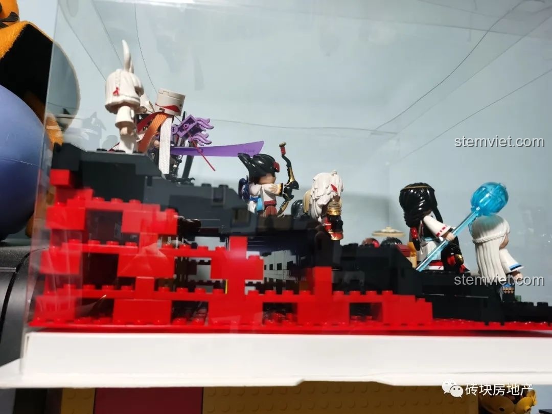 Góc nhìn bên hông hộp trưng bày, cho thấy cấu trúc vững chắc và cách các mảnh ghép được kết nối khéo léo.