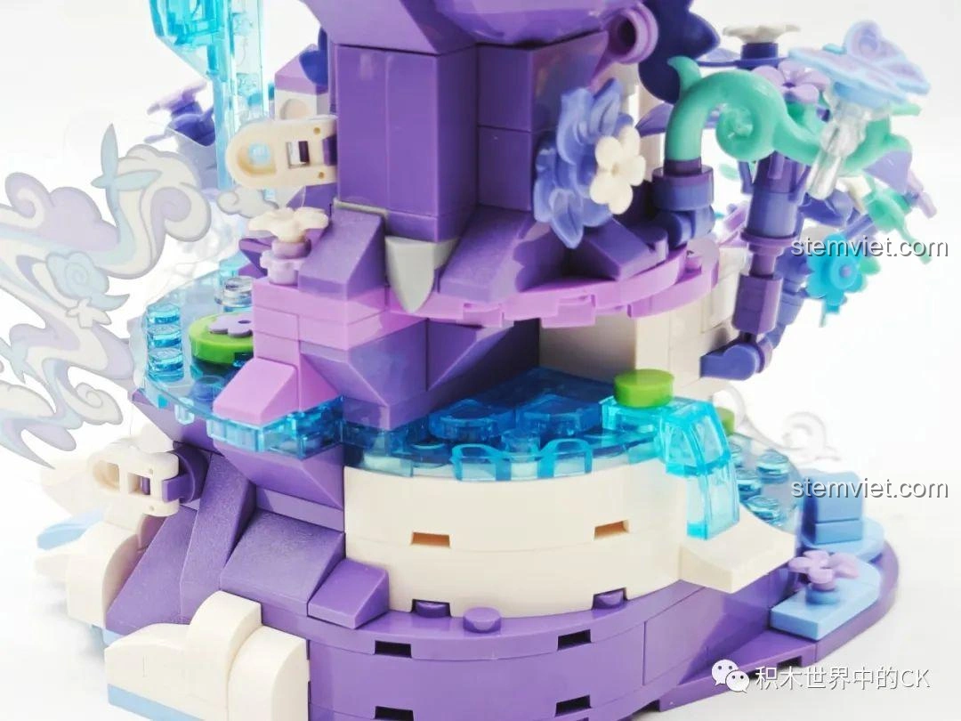 Cận cảnh phần cây và xích đu của bộ lắp ráp Keeppley K21103 Điêu Thuyền Giấc Mơ Đêm Hè, nơi minifigure sẽ ngồi.