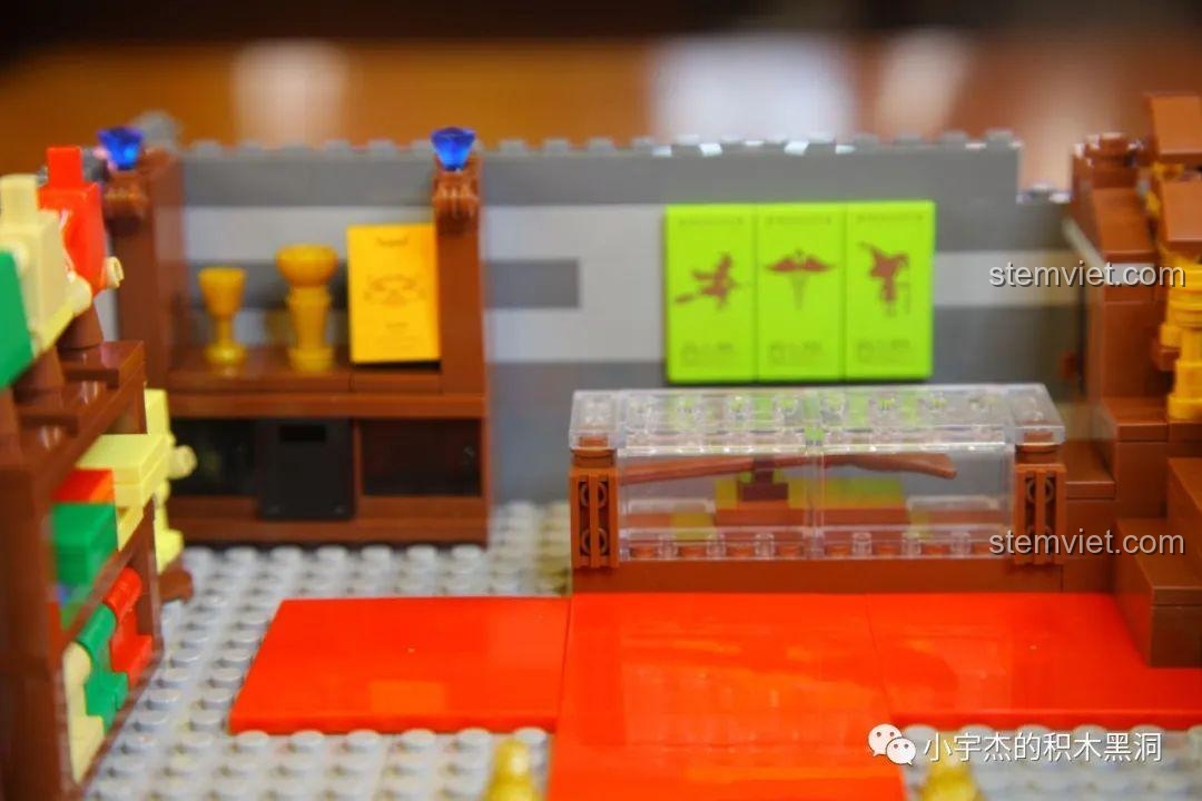 Cận cảnh chi tiết cây chổi trưng bày trong lồng kính của bộ đồ chơi xây dựng Tòa nhà trong Hẻm Xéo.