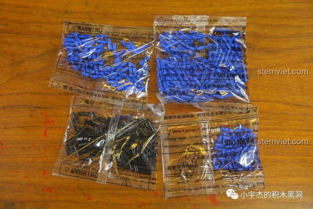 Các túi chốt pin màu xanh và đen của bộ lắp ráp Biểu tượng off-road Land Rover Defender cho con trai 6 tuổi.