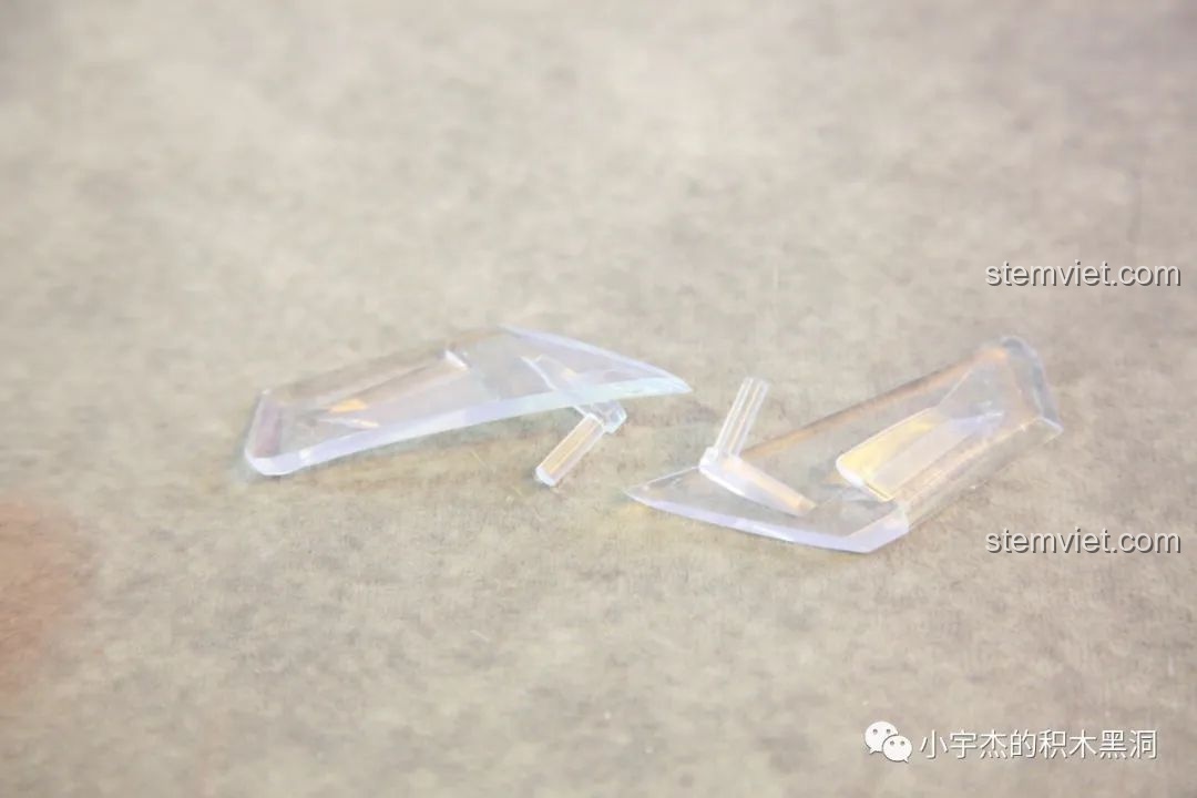 Hai chi tiết chụp đèn pha trong suốt được làm khuôn mới trong bộ Kbox 10511 Lamborghini Urus.