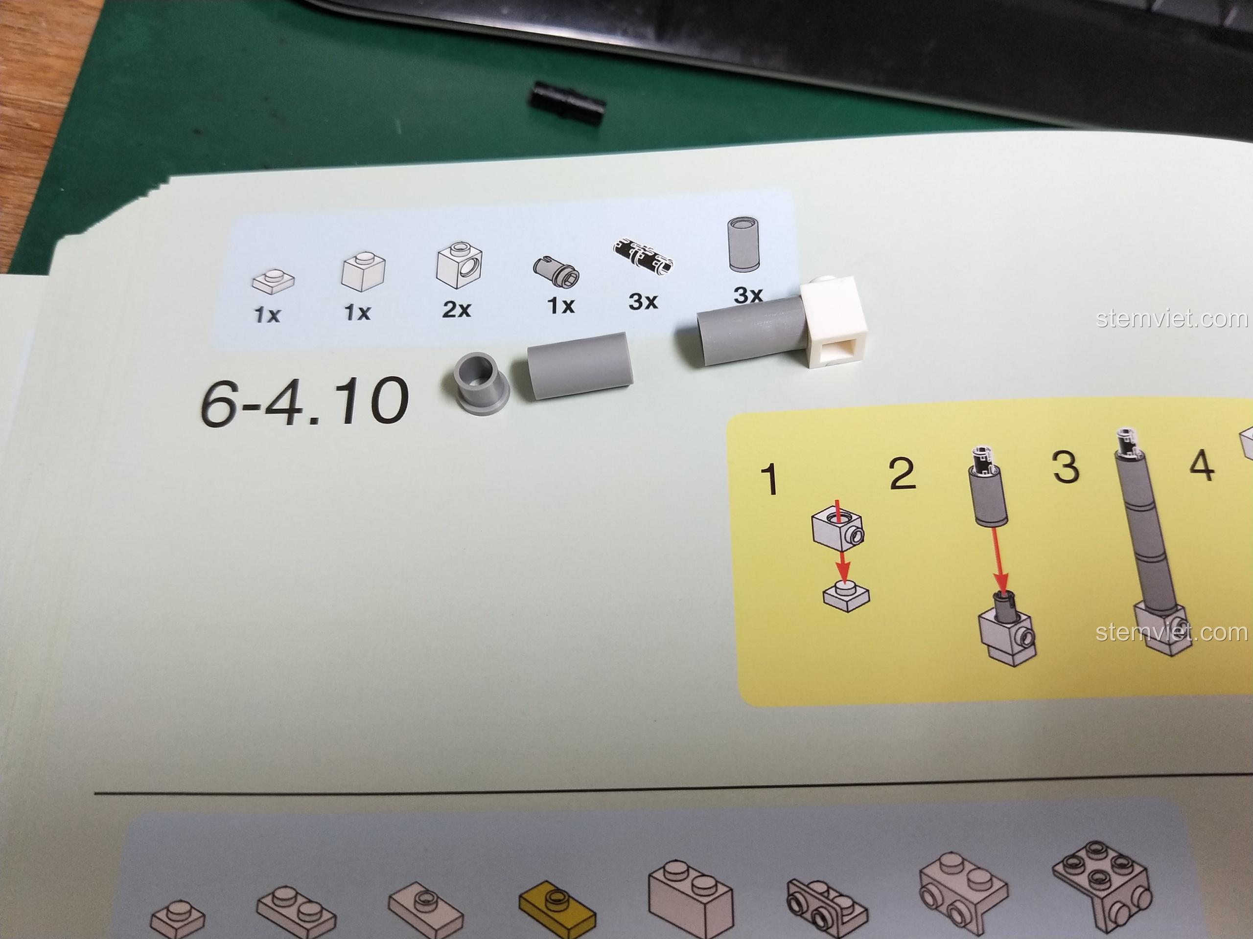 Chi tiết cột trụ với một mảnh ghép lạ trong quá trình lắp ráp bộ Tòa nhà góc phố Cửa hàng đồ chơi và Hiệu sách 1006.