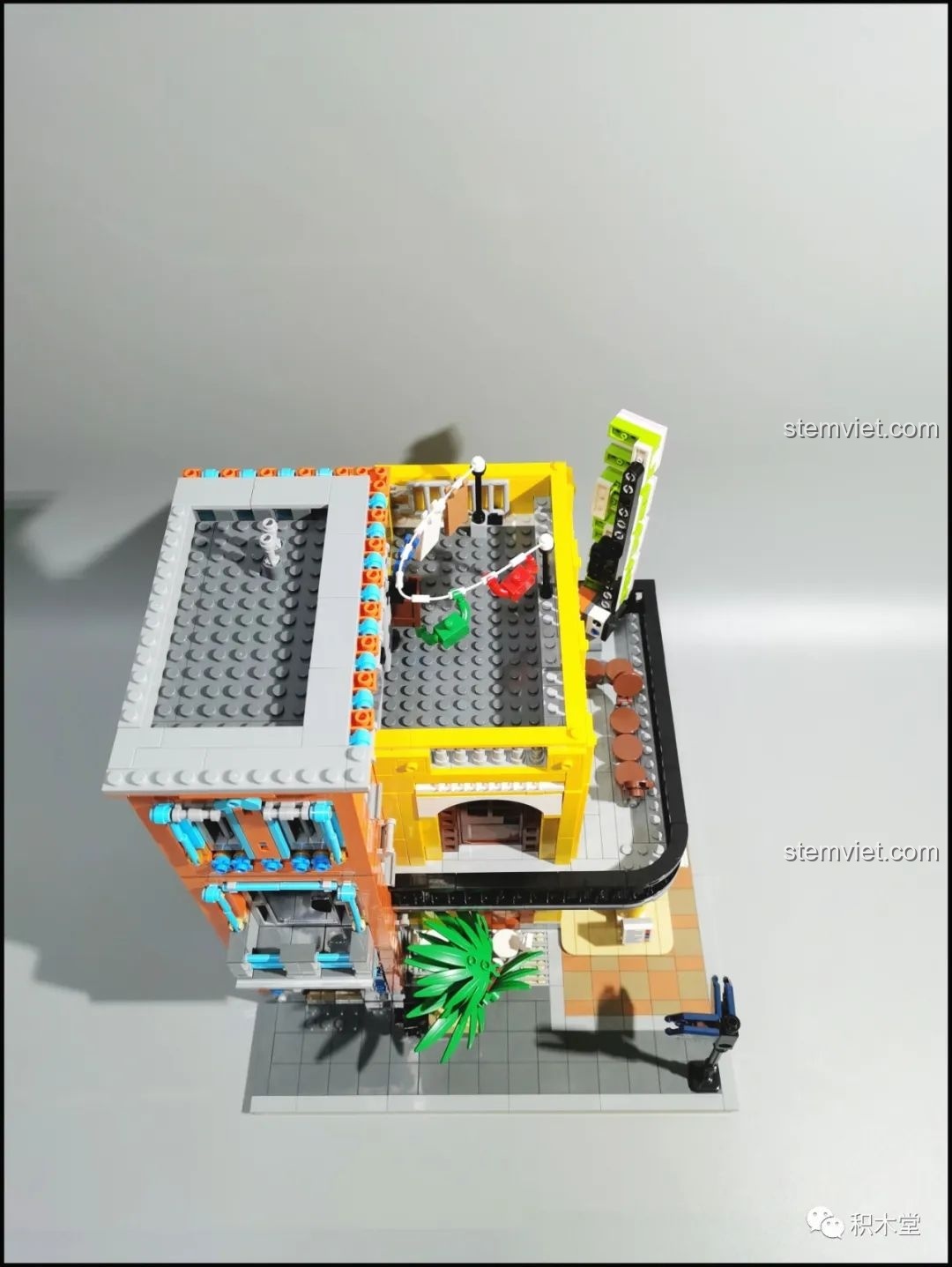 Chi tiết cửa chính và cửa ban công tầng 2 bị vướng vào nhau khi mở, một điểm trừ nhỏ trong thiết kế.