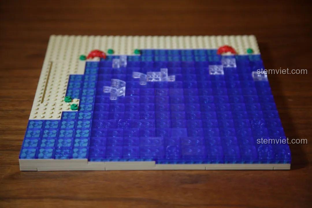 Chi tiết những chú cua đỏ trên bãi cát của bộ xếp hình Bến Tàu Làng Chài cho bé 6 tuổi.