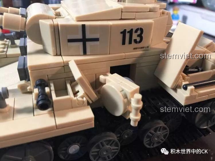 Cửa hông có thể mở trên mô hình Xe tăng hạng trung Đức KAZI tiết kiệm, tăng tính tương tác cho sản phẩm.