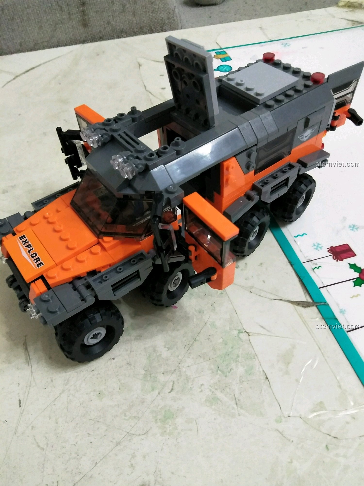 Chiếc xe địa hình 8 bánh Xingbao với cửa và mui xe đang mở, khoe trọn không gian nội thất bên trong.