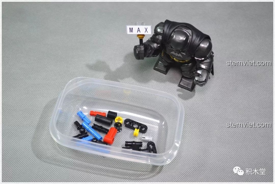 Các chi tiết nhỏ cuối cùng của bộ lắp ráp Sembo 701000.