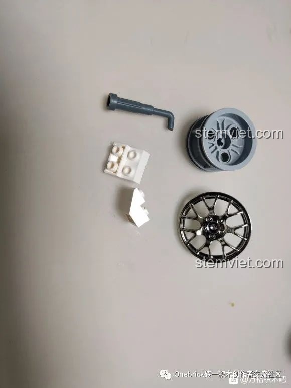 Các chi tiết đặc biệt như vành mạ chrome, ống xả của bộ lắp ráp CaDA C61022 Mazda RX-7 FC3S.