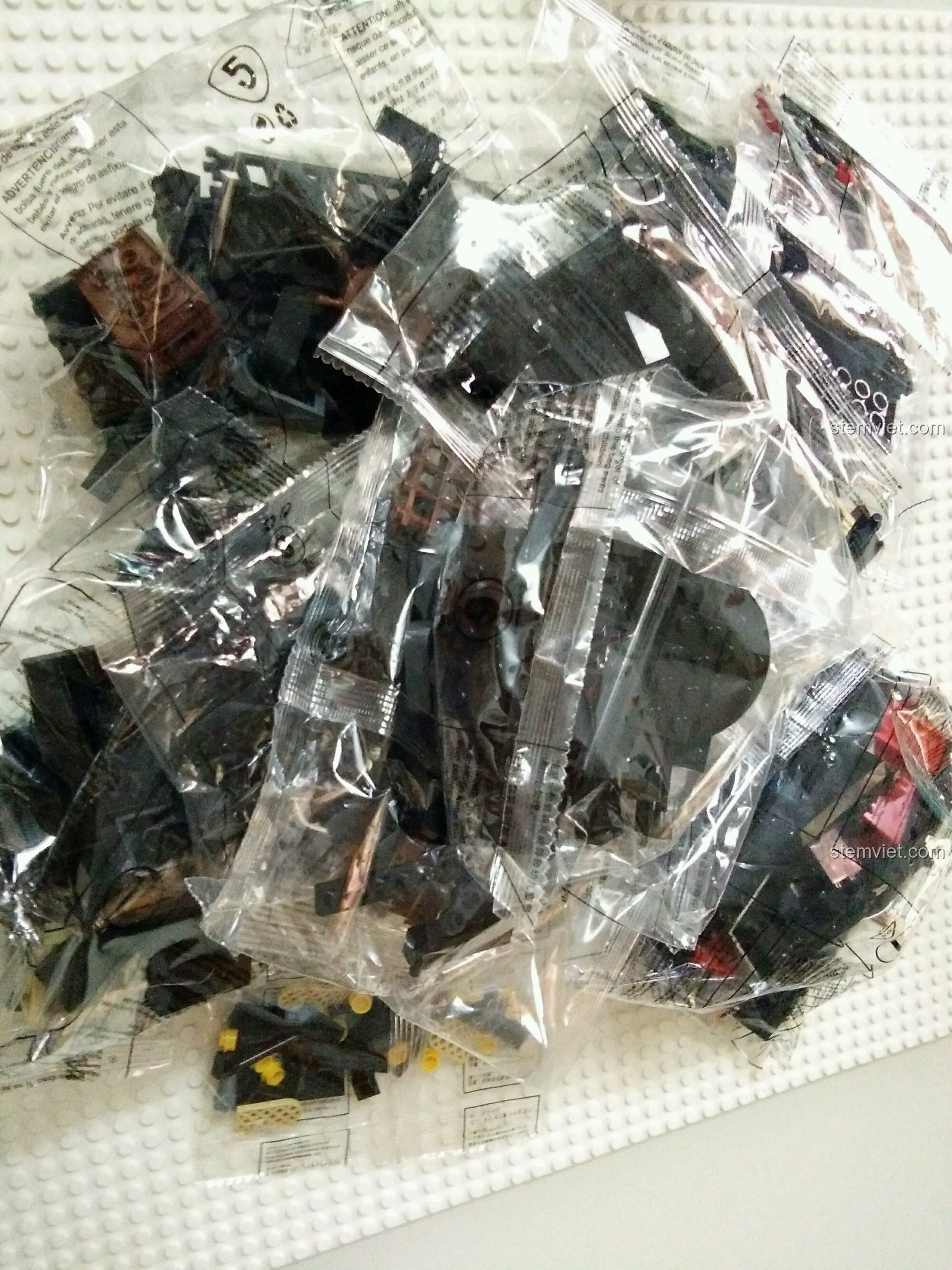 Các chi tiết đặc biệt của GUDI 9115 như thân tàu, cột buồm và cánh buồm được đặt riêng.