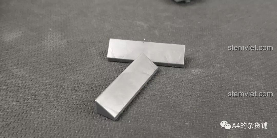 Chi tiết gạch dốc màu bạc kim loại trong bộ đồ chơi xây dựng Cỗ xe tăng huyền thoại của Đức Quốc Xã.