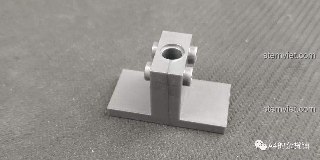 Một chi tiết kết nối đặc biệt trong bộ xếp hình Panzerkampfwagen IV 82010 hợp túi tiền.