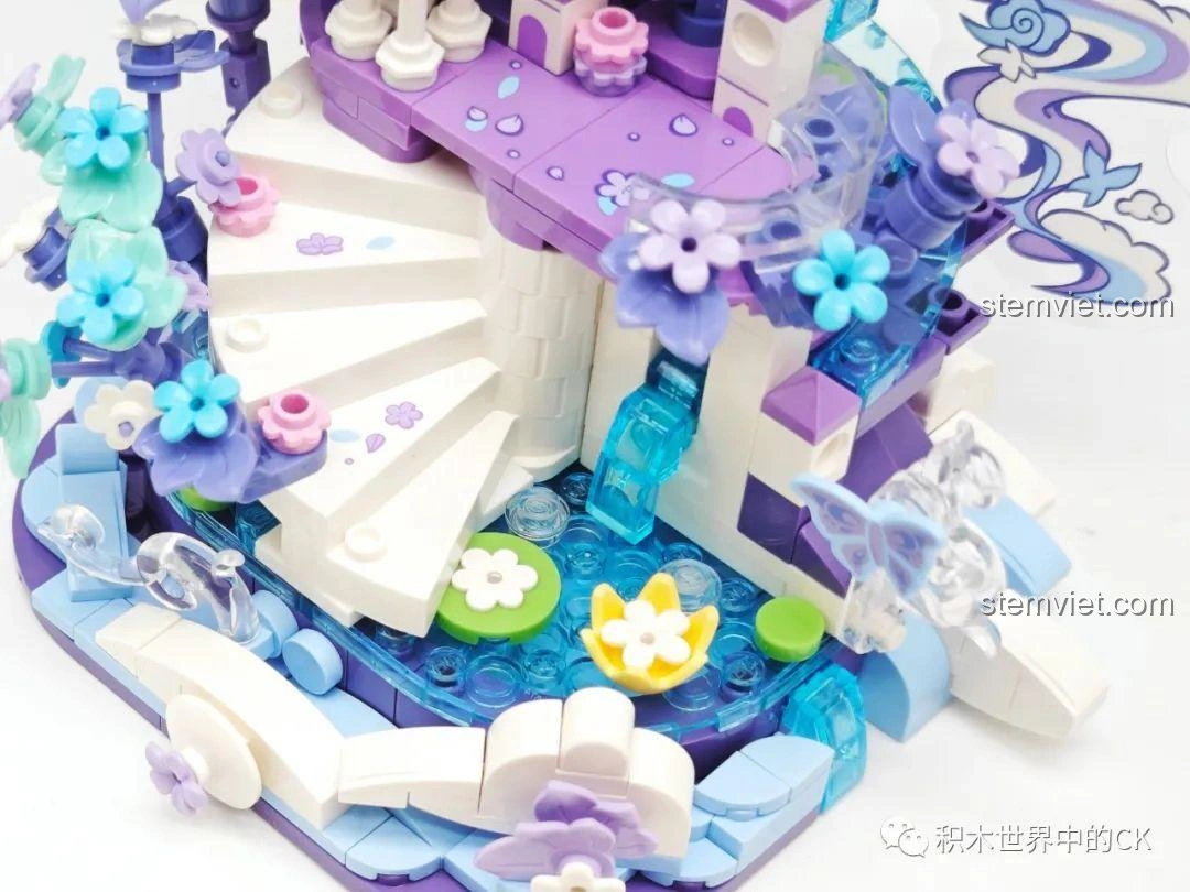 Cận cảnh đài vọng cảnh và hoa nhỏ trong bộ lắp ráp Keeppley K21103 Điêu Thuyền Giấc Mơ Đêm Hè, chi tiết tinh xảo.