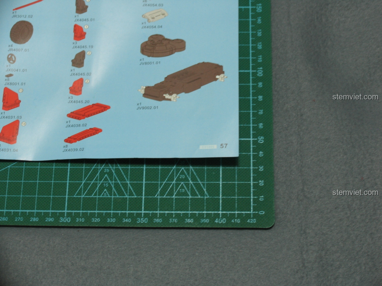 Cận cảnh danh sách các mảnh ghép nhỏ trong sách hướng dẫn CaDA C51005, đảm bảo đầy đủ chi tiết cho quá trình lắp ráp.