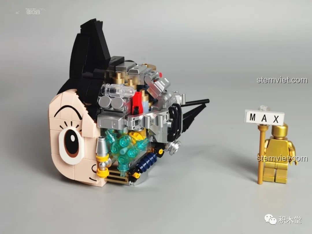 Cận cảnh phần đầu cơ khí của Astro Boy với các chi tiết máy móc và mắt màu xanh.