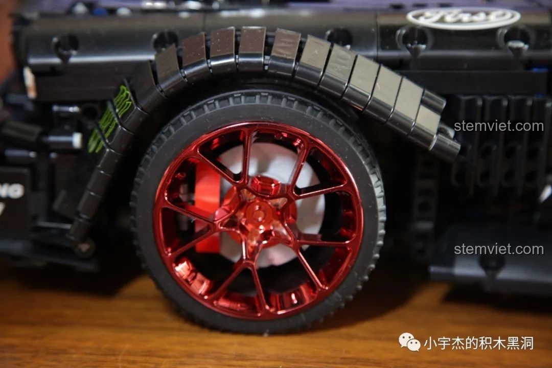 Cận cảnh chi tiết đầu rắn hổ mang mạ điện độc quyền trên thân xe Ford Mustang Hoonicorn V2 13108.