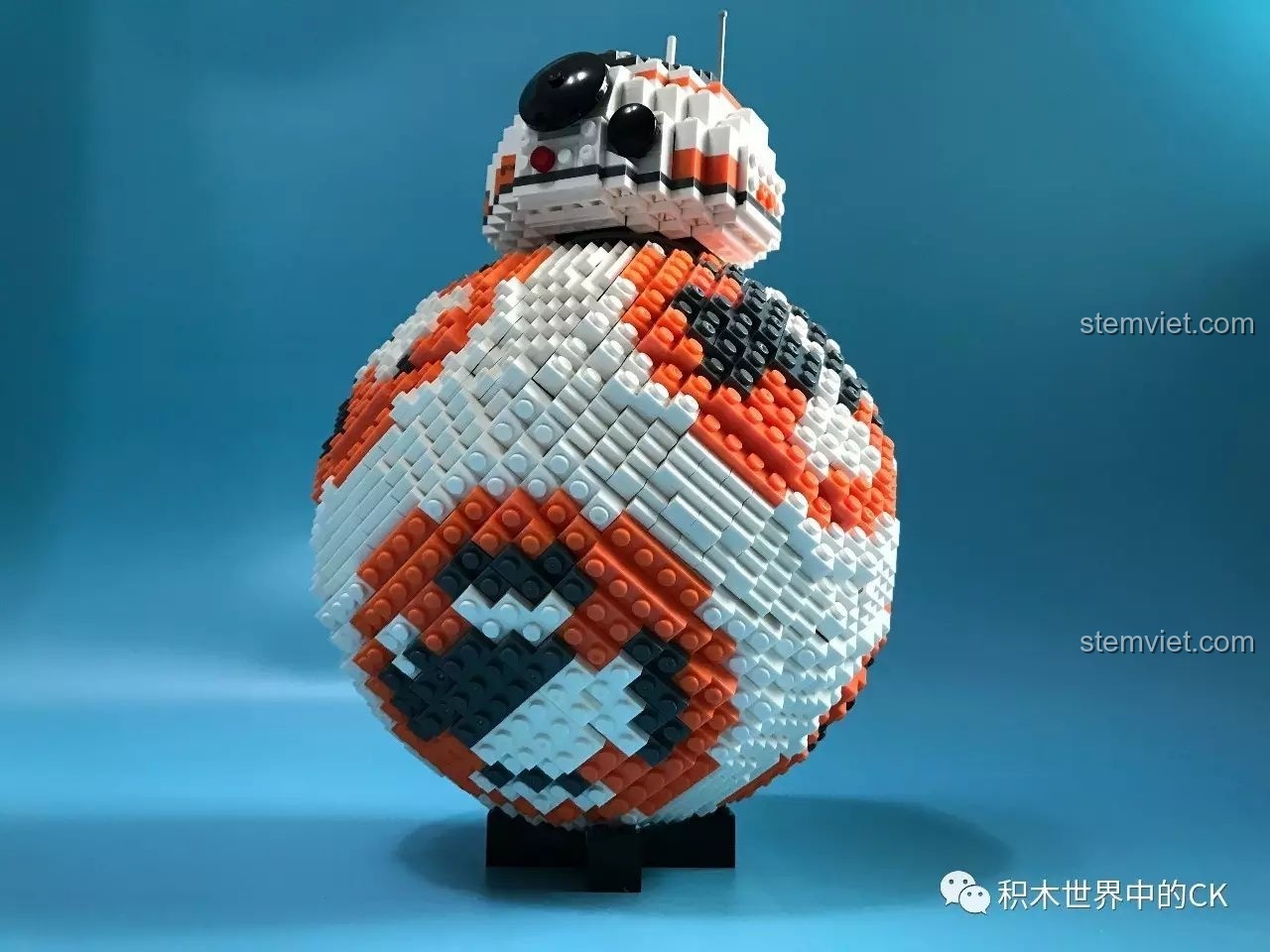 Cận cảnh phần đầu của Robot BB-8 LELE 35020, có thể xoay 360 độ, một chi tiết thiết kế thông minh.