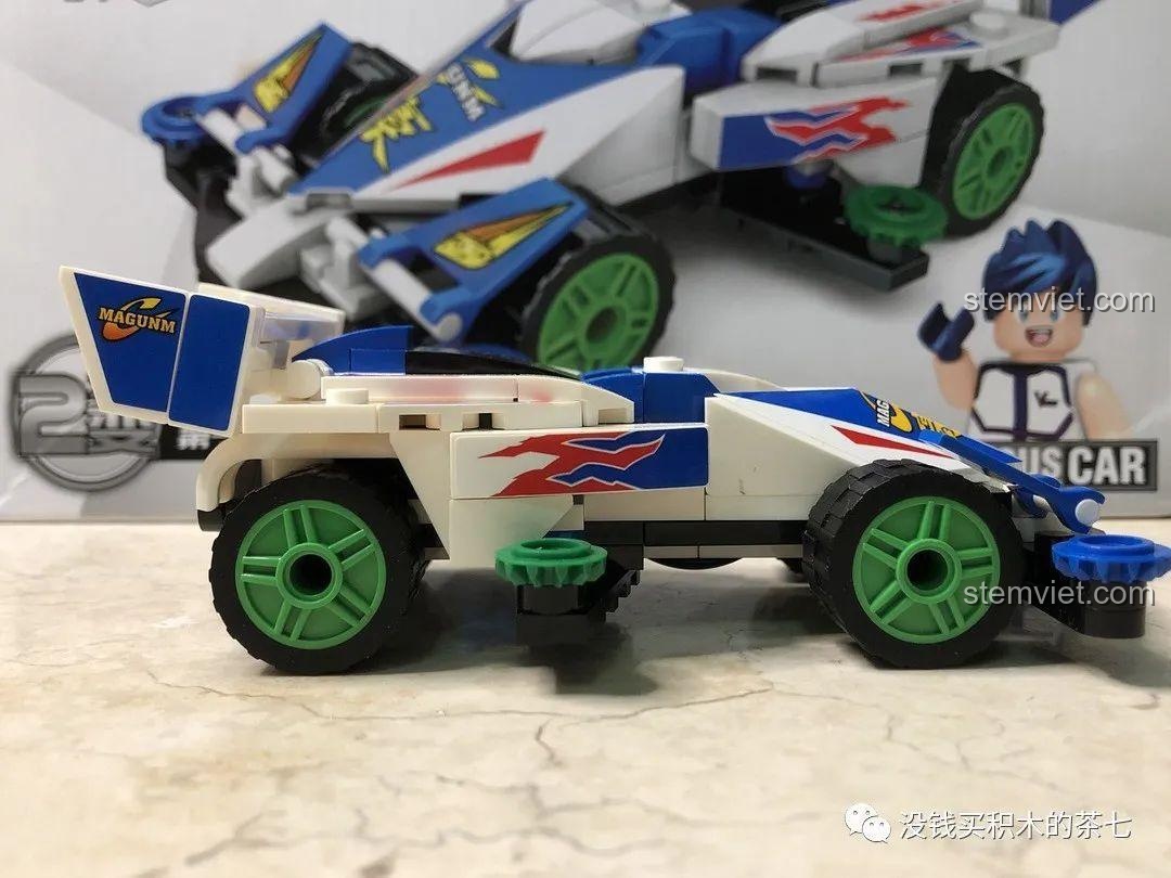 Cận cảnh phần đầu xe của mô hình Cyclone Magnum, cho thấy sticker phức tạp.