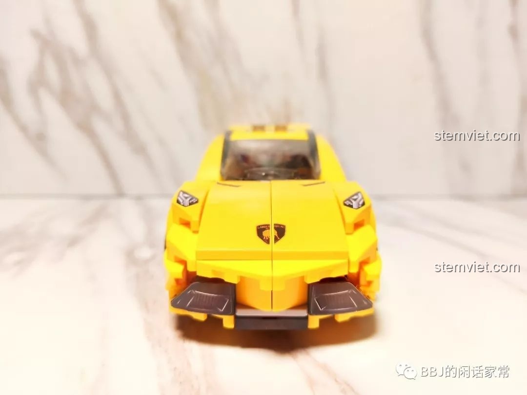 Đánh giá chi tiết phần đầu xe của bộ lắp ráp Sembo Block 607026 với logo sticker và thiết kế đèn pha góc cạnh.