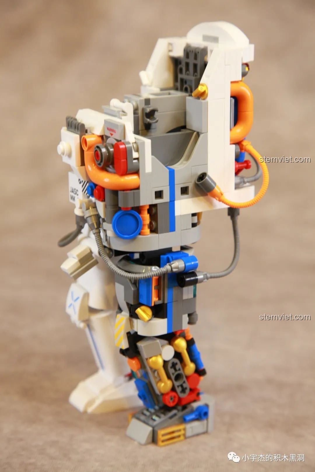 Cận cảnh các chi tiết dây nối và ống dẫn trên mô hình Robot phi hành gia JK9106.