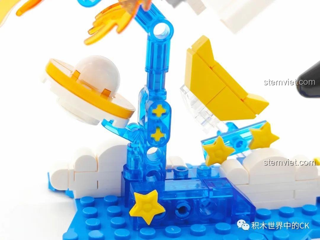 Cận cảnh phần đế trưng bày của bộ Sembo 203355 với các chi tiết như đĩa vệ tinh, các ngôi sao màu vàng.