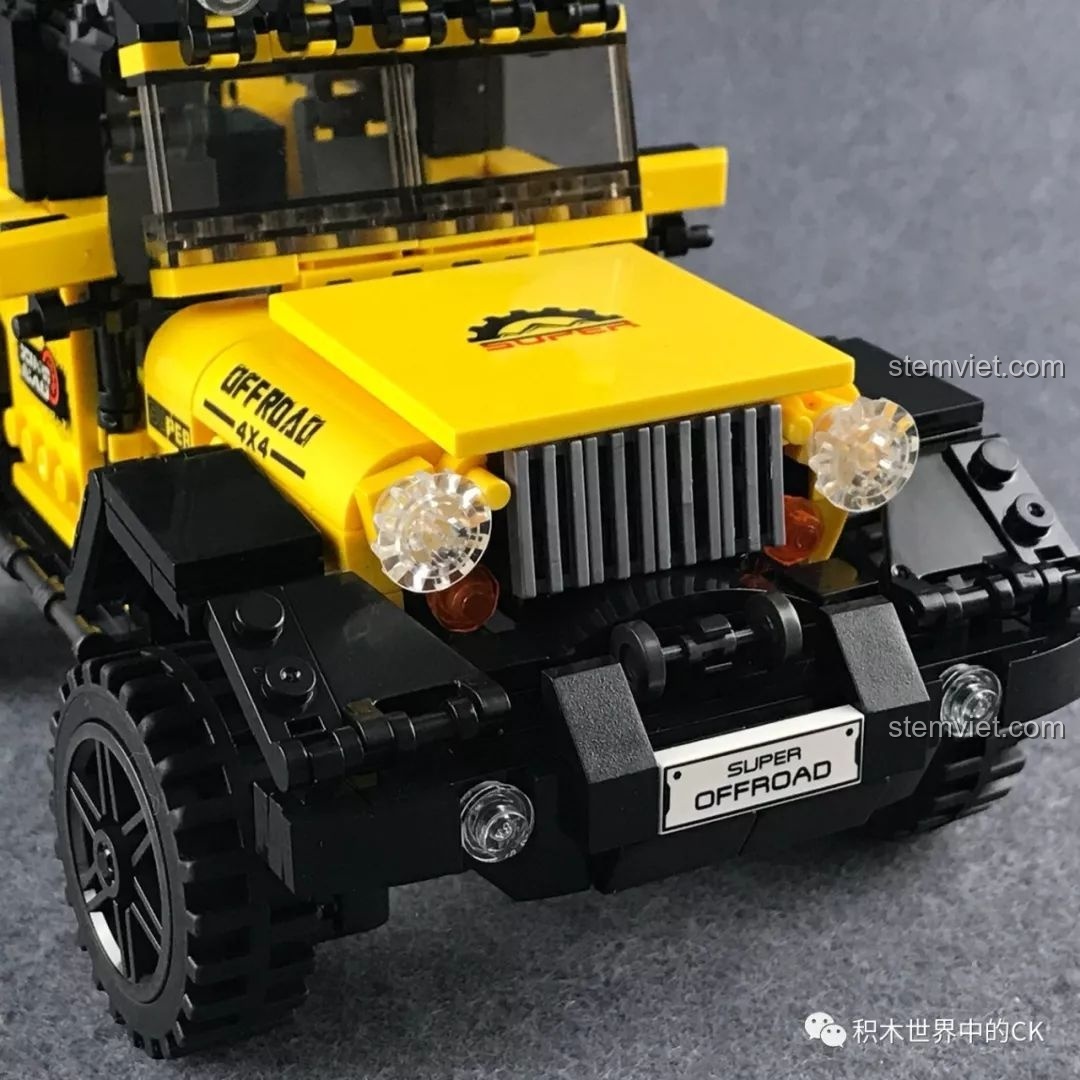 Chi tiết cận cảnh phần đầu xe của bộ đồ chơi xếp hình Jeep Wrangler Xingbao, đèn pha làm từ bánh răng trong suốt.