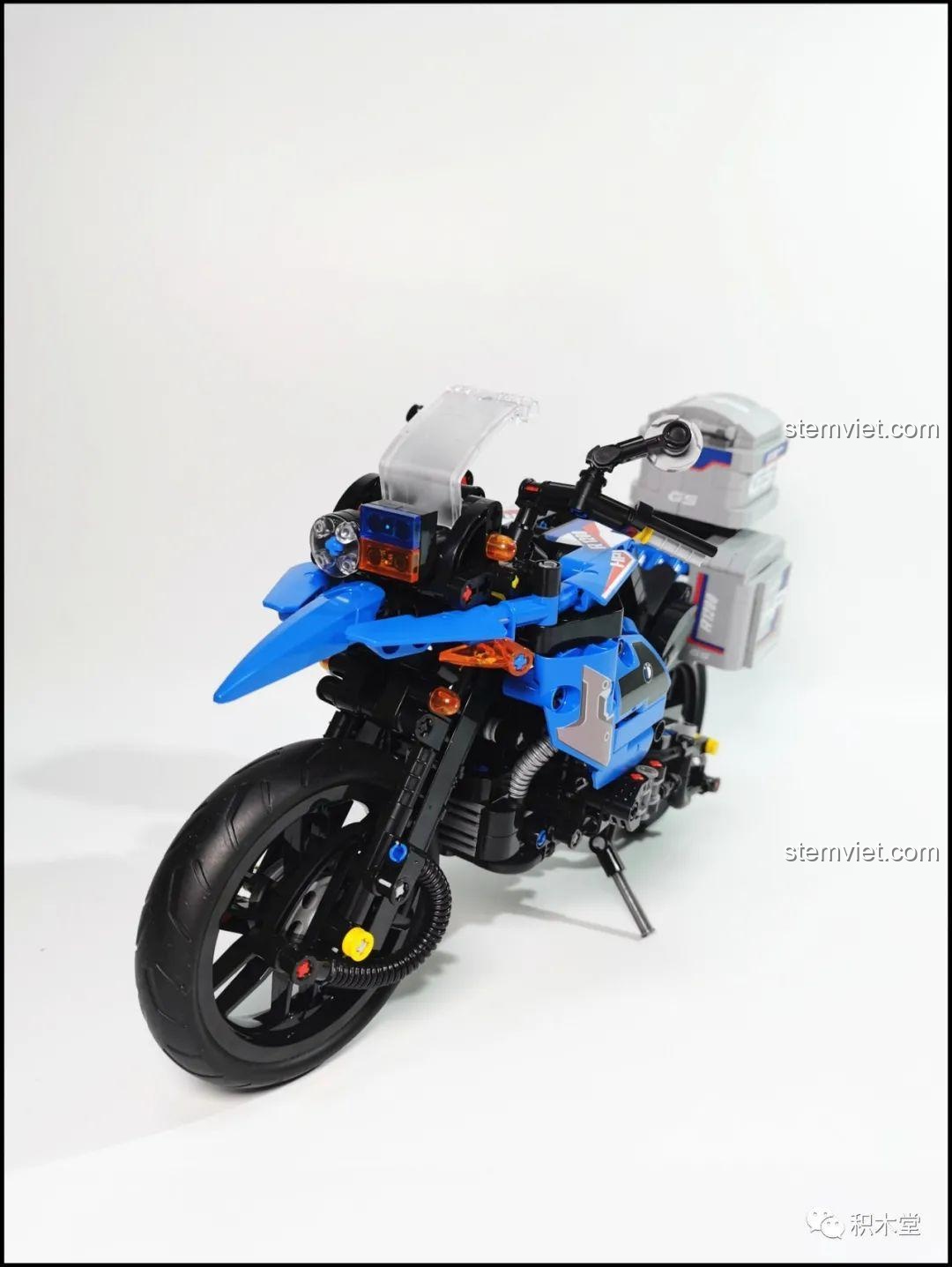 Chi tiết cụm đèn pha và kính chắn gió phía trước của mô hình Leier 50008 Mô tô BMW R1200GS Rallye, thể hiện sự tỉ mỉ.