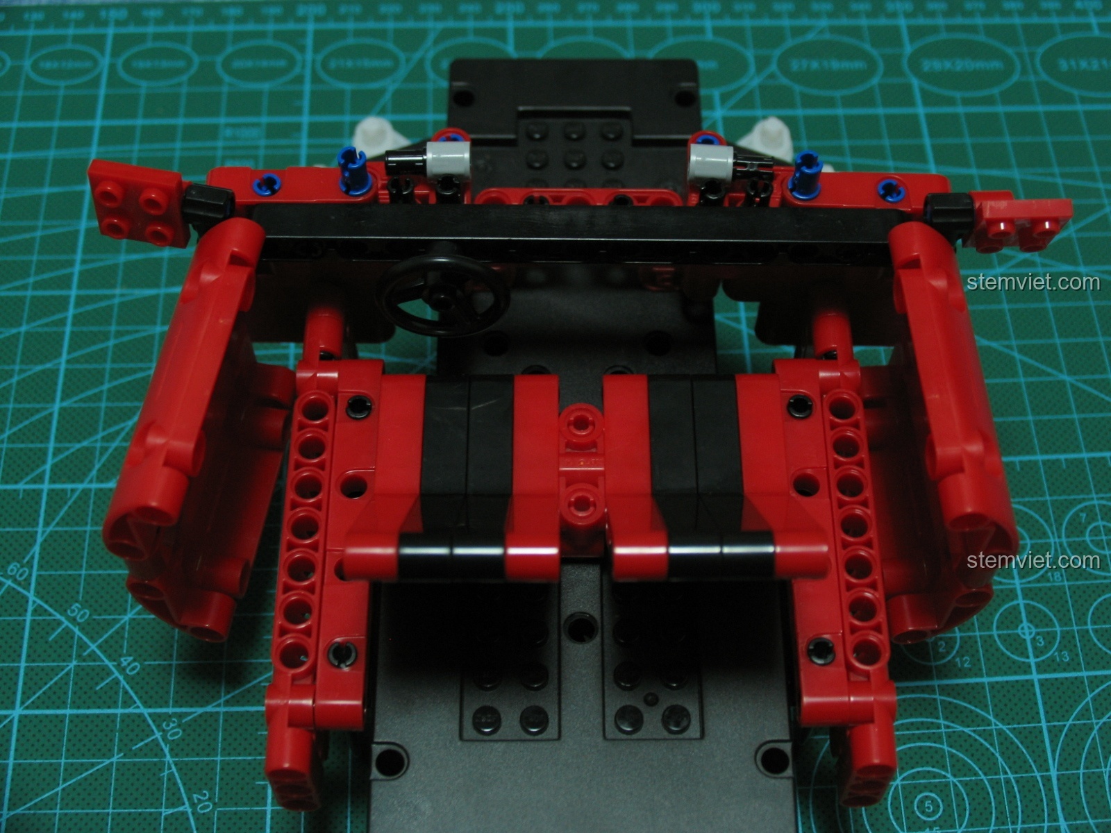 Các chi tiết đèn pha của xe bán tải CaDA C51005, bao gồm các mảnh ghép trong suốt và màu đen tạo nên cụm đèn.