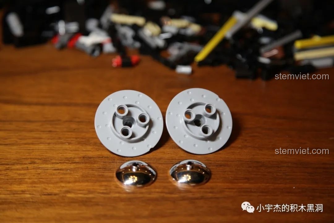 Chi tiết đĩa phanh và chóa đèn mạ điện độc đáo trong bộ xếp hình Xe đua Ford Mustang Hoonicorn V2.