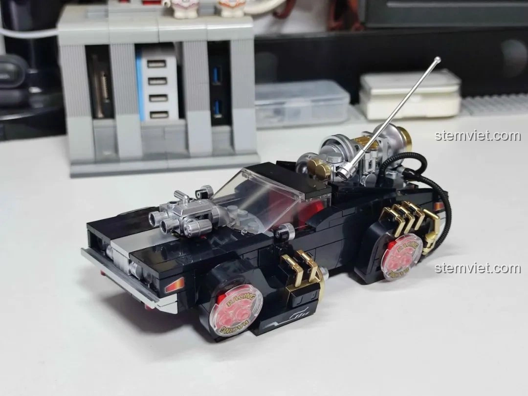 Cận cảnh động cơ của mô hình xe Pinbo PB8801 Shadow Sprinter ở chế độ bay, với các chi tiết kim loại và ống dẫn.