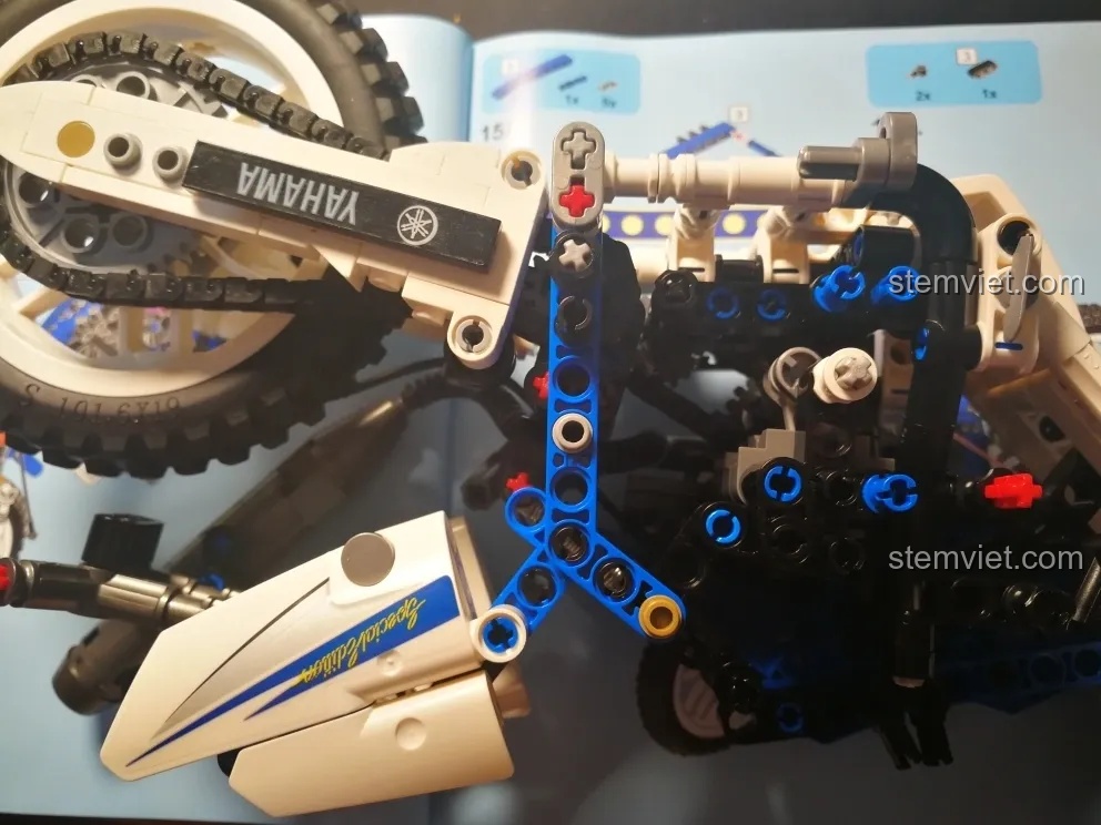 Cận cảnh chi tiết động cơ và hệ thống giảm xóc của mô hình xe máy Yamaha Sembo 701702.