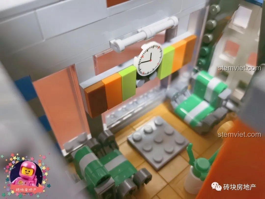 Cận cảnh chi tiết đồng hồ treo tường và ghế sofa trong phòng khách của bộ Leier 10004 Tòa nhà Hiệu Thuốc Cổ Điển.