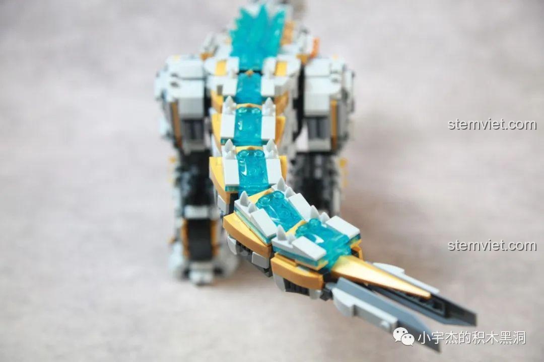 Chi tiết phần đuôi của Khủng Long Máy Allosaurus với các khớp cầu linh hoạt và chi tiết trong suốt.