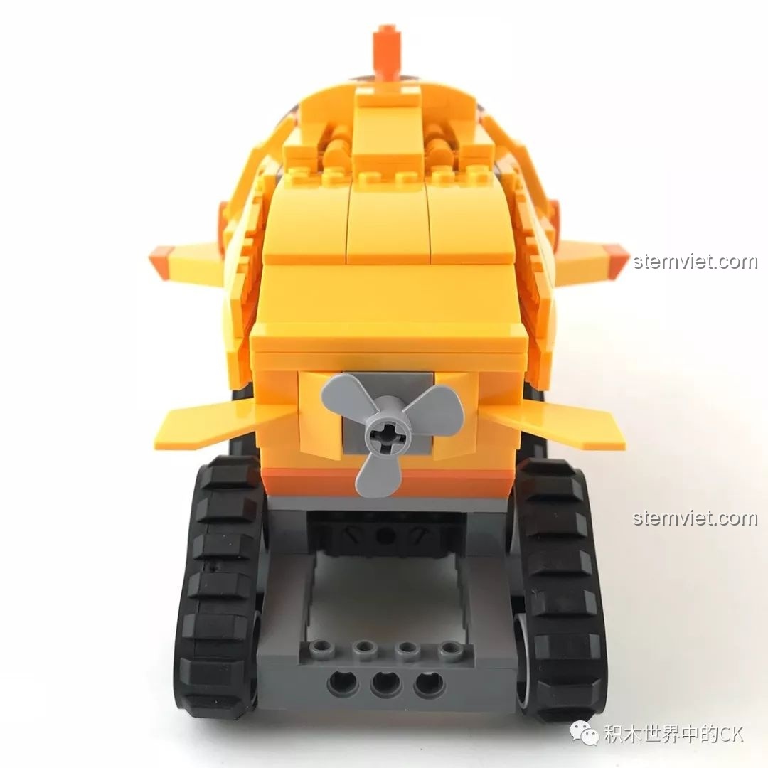 Cận cảnh phần đuôi tàu với chân vịt của bộ đồ chơi xếp hình Tàu Độc Giác Kình GUP-S 3704.