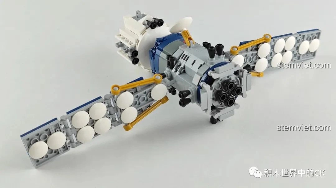 Cận cảnh phần đuôi của mô hình tàu vũ trụ Thần Châu ZHEGAO QL0281, với các chi tiết động cơ và cánh quạt được tái hiện chân thực.