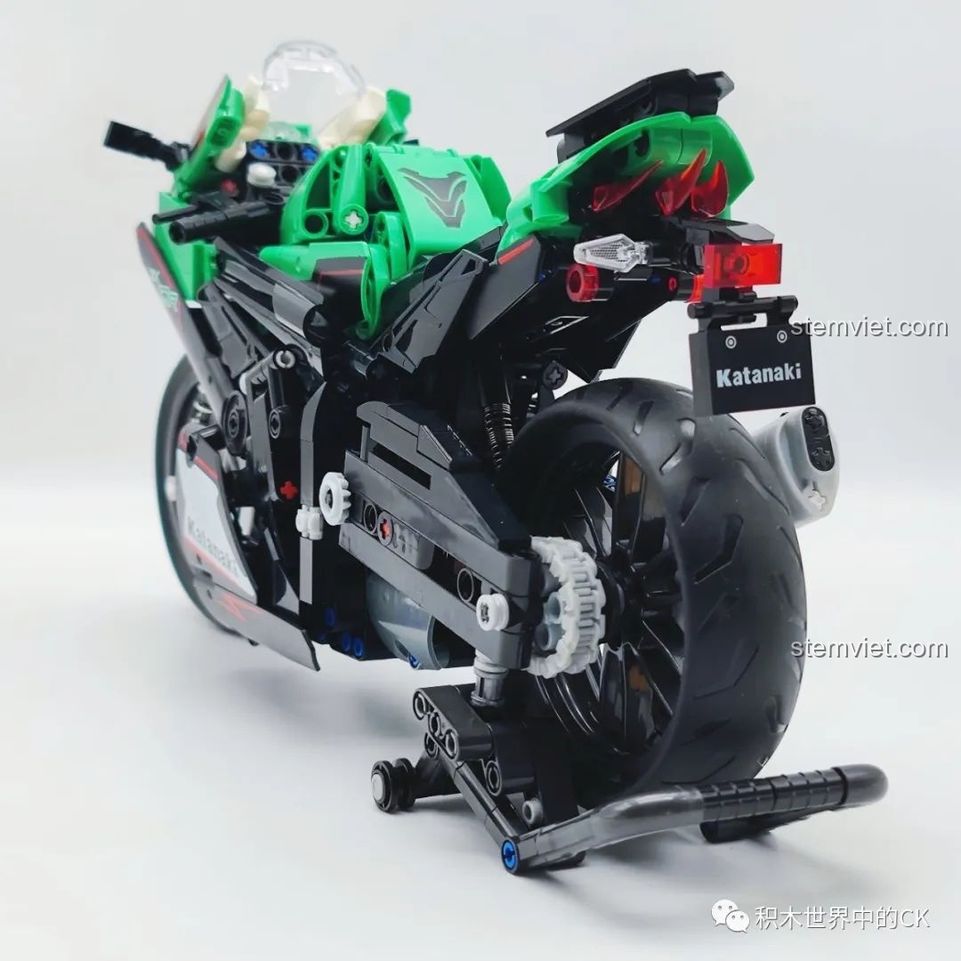 Chi tiết phần đuôi xe của bộ lắp ráp Quái vật đường đua Kawasaki Ninja cho trẻ từ 6 tuổi.