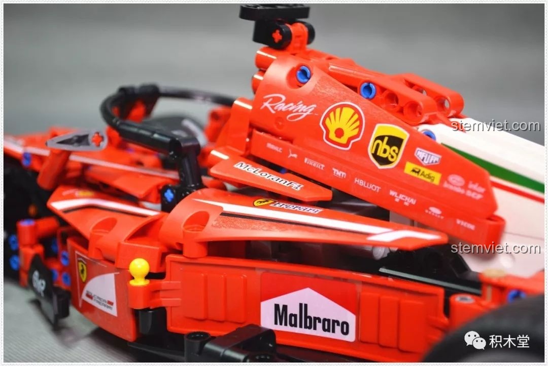 Cận cảnh đuôi xe và bộ thu tín hiệu của đồ chơi điều khiển từ xa Sembo đáng tiền.