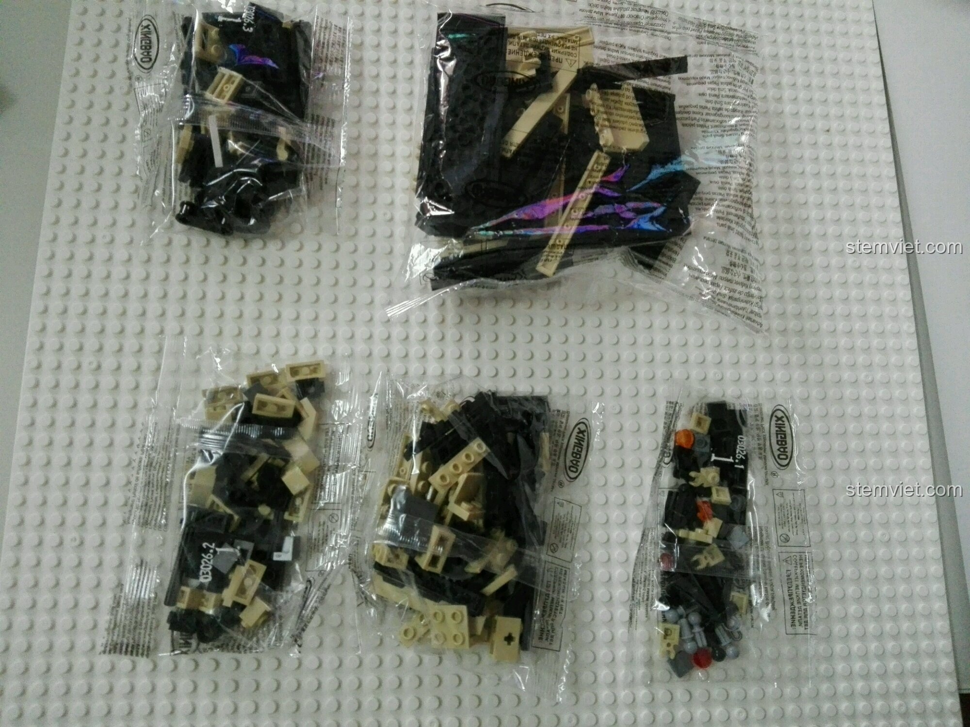 Các túi chi tiết nhựa của bộ xếp hình Xe tải Mercedes-Benz Unimog XB03026 được sắp xếp trên mặt phẳng.