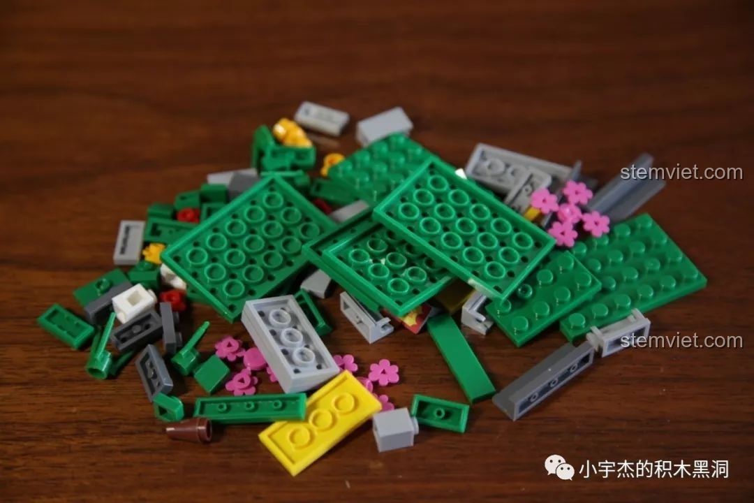 Các chi tiết gạch trong túi số 1 của bộ lắp ghép Vòng quay Mặt trời cho bé 6 tuổi, chủ yếu là màu xanh lá.