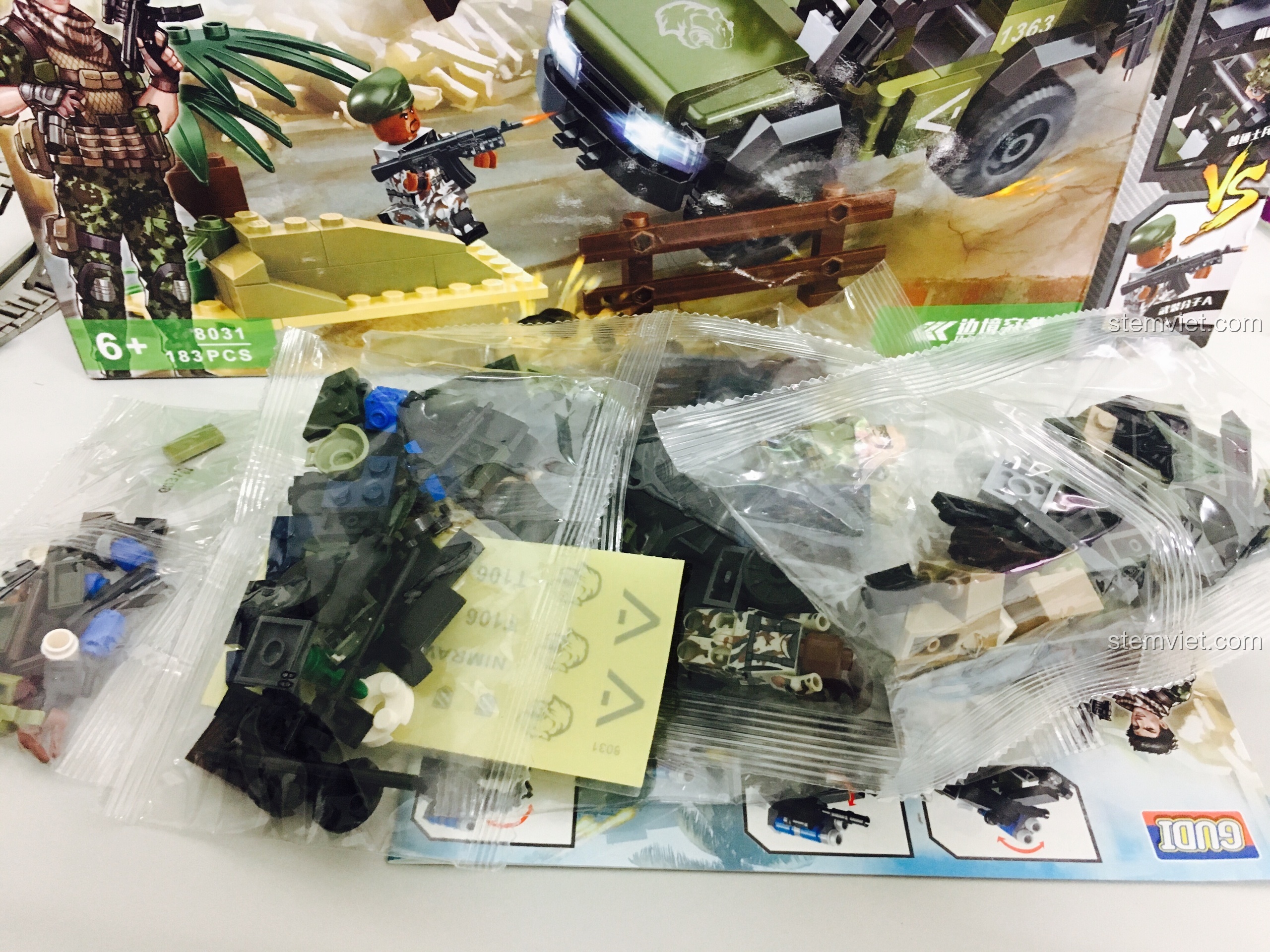 Các túi gạch của bộ GUDI 8031, một bộ lắp ráp Xe Jeep quân sự cho trẻ 6 tuổi.