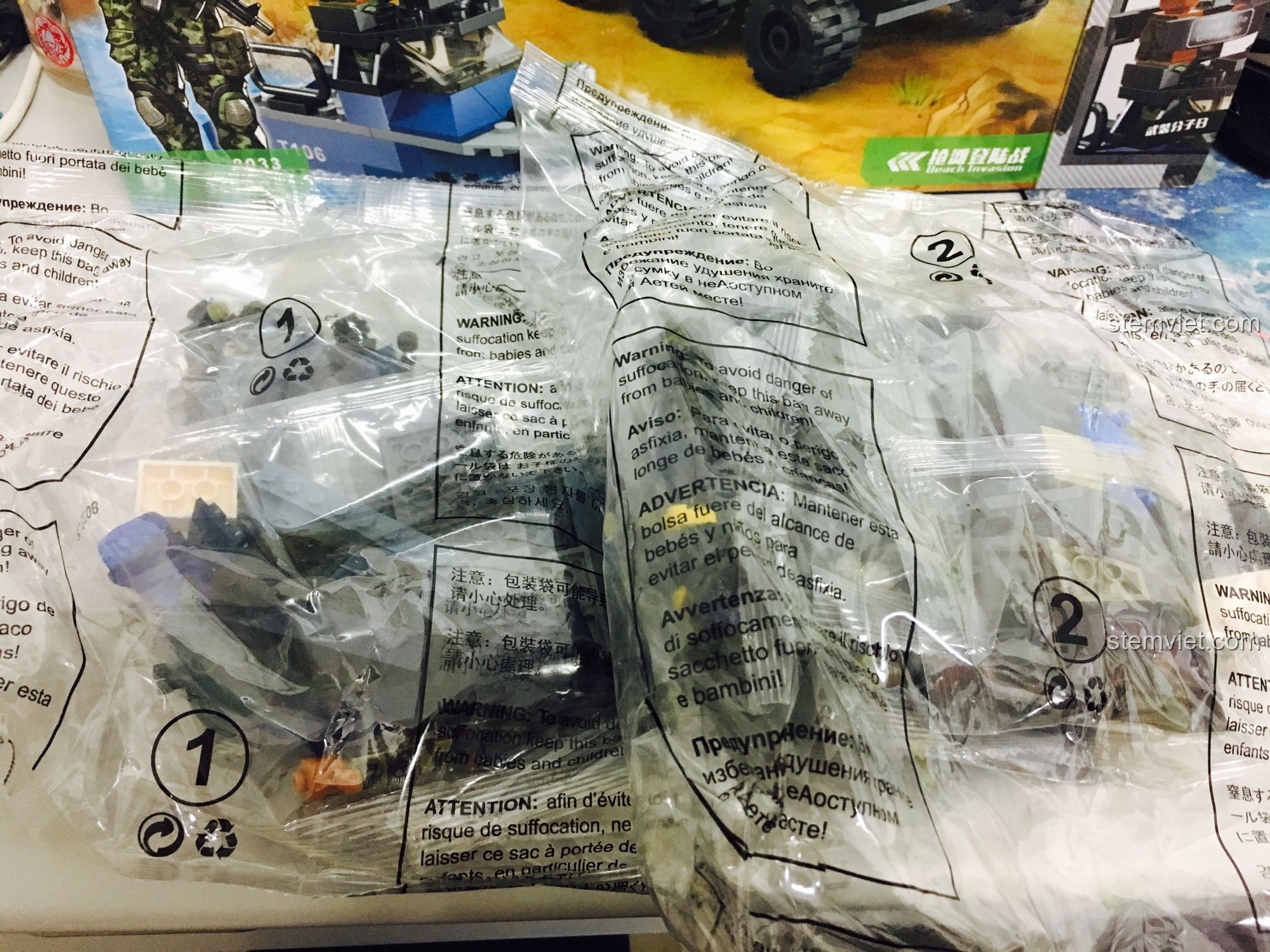 Các túi gạch được đánh số của bộ lắp ráp GUDI 8033, giúp quá trình trải nghiệm GUDI 8033 Xe hậu cần quân sự dễ dàng hơn.