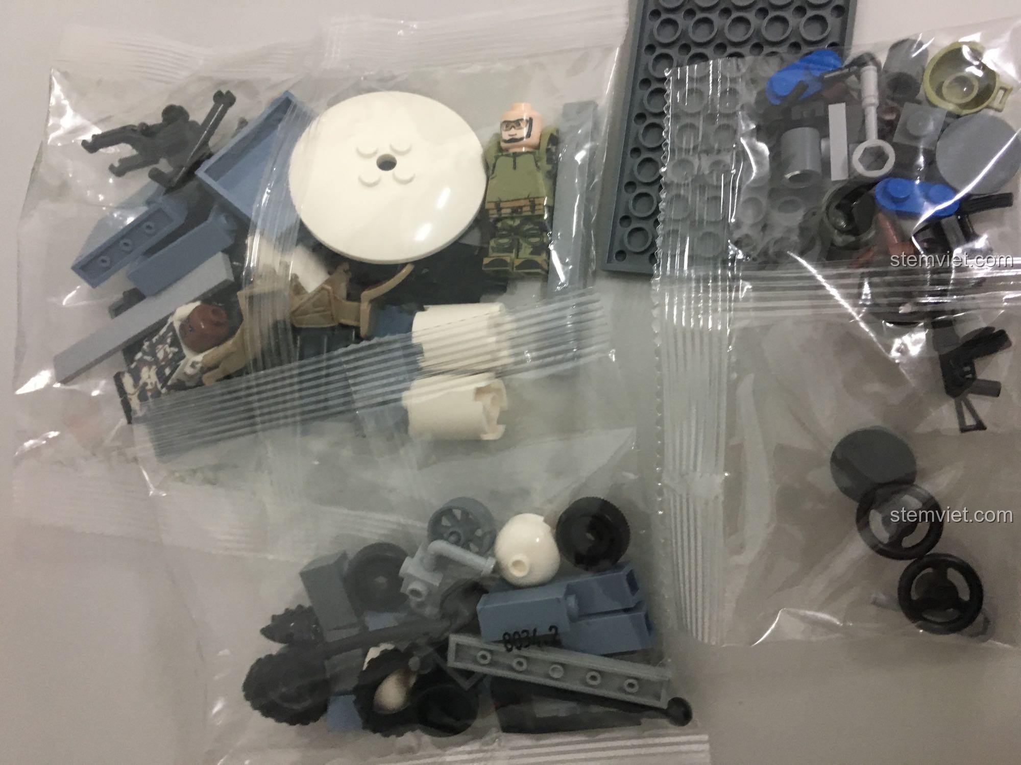 Các túi gạch của bộ GUDI 8034, một bộ đồ chơi lắp ghép Bộ quân đội 8034 giá bình dân cho các bé.