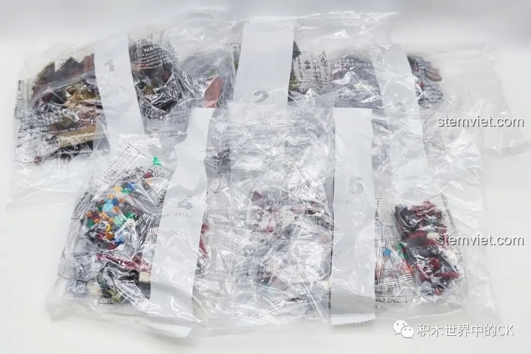 Các túi chi tiết nhựa được phân loại và đánh số từ 1 đến 5 trong bộ đồ chơi xây dựng Nhà nghỉ Trung Cổ 89148.