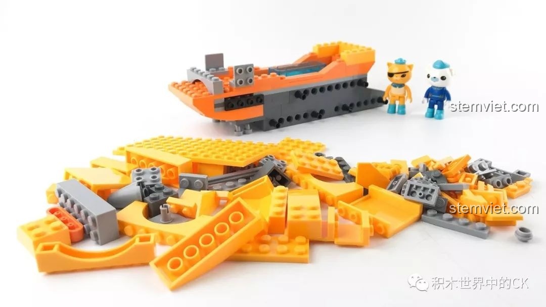 Các chi tiết gạch từ túi số 2 của bộ đồ chơi Tàu ngầm của Thuyền trưởng Barnacles 3704 giá hời.