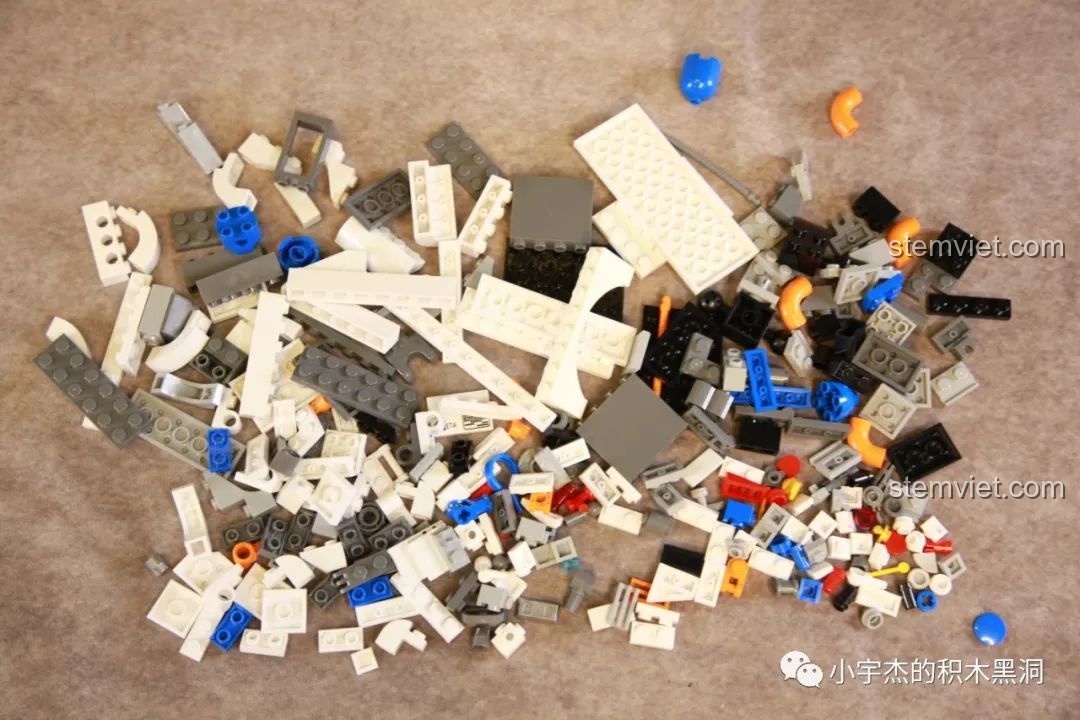 Các chi tiết gạch từ túi số 1 của bộ JAKI JK9106 được đổ ra để chuẩn bị lắp ráp.