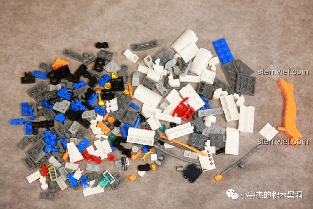 Các chi tiết gạch từ túi số 2 của bộ JAKI JK9106 được đổ ra để chuẩn bị lắp ráp chân.