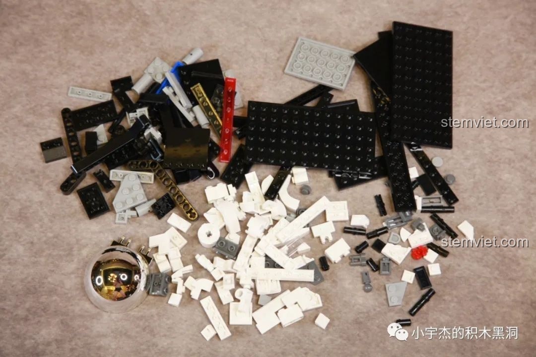 Các chi tiết gạch từ túi số 4, nổi bật là mũ bảo hiểm mạ chrome của mô hình JAKI JK9106.