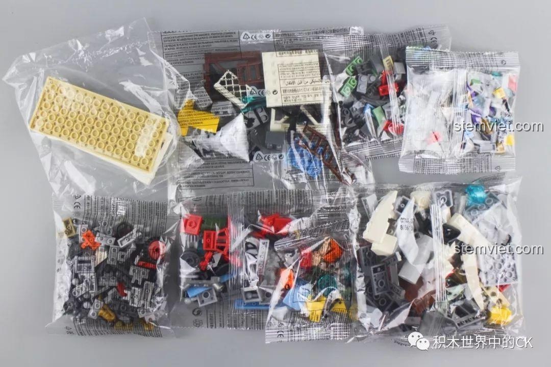 Toàn bộ 384 chi tiết lắp ráp của bộ Winner 8056 được đổ ra từ các túi nilon.